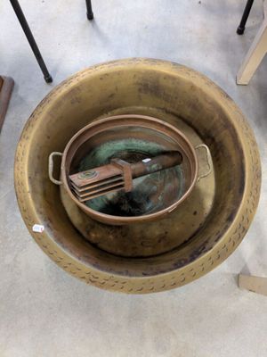 un saladier en métal contenant une fourchette et une cuillère