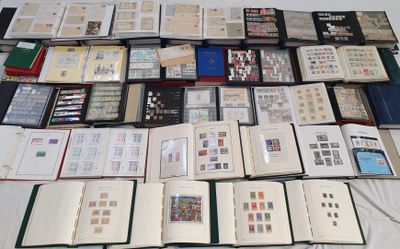 un grand nombre de livres posés sur une table