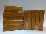 plusieurs livres empilés sur une surface blanche