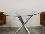deux chaises et une table dans une pièce aux murs blancs