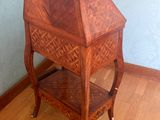une petite table en bois surmontée d'une étagère