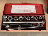 une boîte rouge contenant un ensemble d'outils