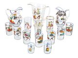 beaucoup de verres et un pichet sur la table