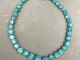 un bracelet orné d'une perle de turquoise et d'un fermoir en argent