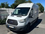 la camionnette blanche est garée sur le côté de la route