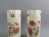 une paire de vases ornés de motifs floraux, posés sur une table