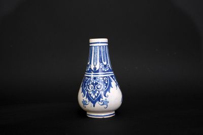 Petit vase balustre en porcelaine bleu-blanc à décor floral.
