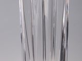 un vase en verre posé sur une table