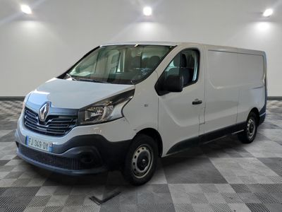 la photo d'une camionnette blanche sur un sol en damier