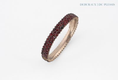 une image d'une bague sertie de grenats