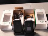 trois téléphones portables posés les uns à côté des autres sur une table