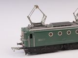 une image représentant un train vert sur fond blanc