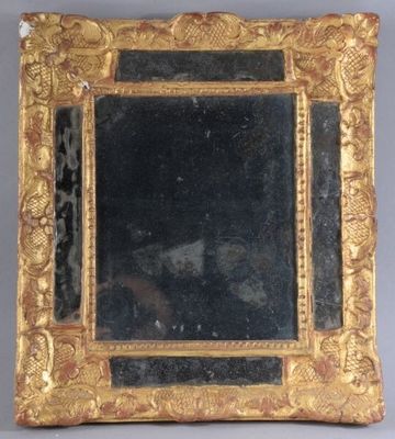 une image représentant un miroir à cadre doré sur fond noir