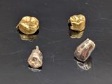 trois pièces d'or posées les unes à côté des autres sur une table