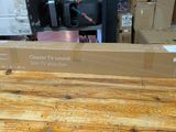une boîte sur une table avec une télécommande dessus