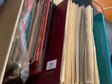 une pile de livres posée sur une table en bois