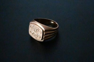 a picture of a silver ring with a coin on it
