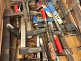 une boîte en bois remplie d'outils divers posée sur une table