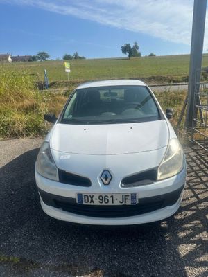 la voiture blanche est garée sur le côté de la route