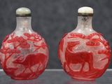 paire de flacons à tabac en verre rouge ornés d'animaux et de fleurs