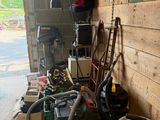 un garage rempli d'outils et une borne d'incendie
