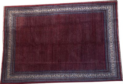 un tapis rouge bordé de bleu sur fond blanc
