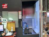 un homme qui se tient devant une machine