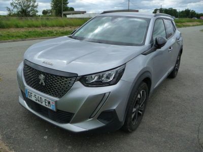 vue de face d'un SUV argenté garé sur le bord de la route