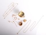 plusieurs types de bijoux différents sur une surface blanche