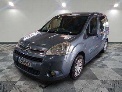 La camionnette grise de Citrole est garée dans une grande pièce