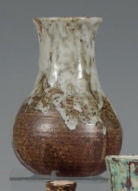 deux vases et une tasse posés sur une table