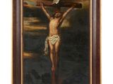 un tableau représentant Jésus sur la croix, avec une colombe posée sur son épaule