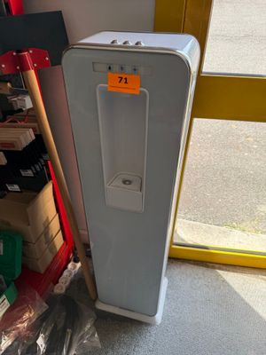 une photo d'un distributeur d'eau dans un magasin