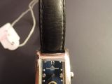 une photo d'une montre-bracelet avec un bracelet en cuir noir