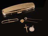 un coffret plaqué or contenant une clé, une chaîne et d'autres objets