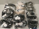 beaucoup de chapeaux emballés dans des sacs en plastique