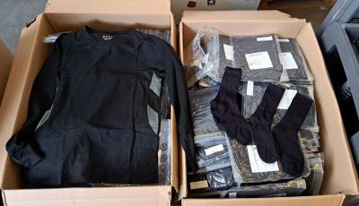 deux cartons de vêtements posés par terre