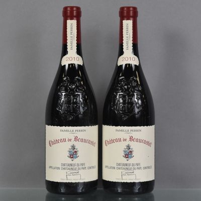deux bouteilles de vin posées sur une table en verre