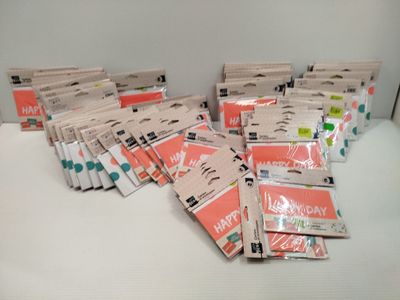 plein de petits sachets de dentifrice posés sur une table