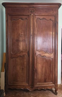 Armoire provençale en bois mouluré et sculpté, ouvrant à deu…