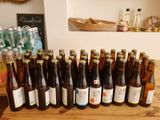 de nombreuses bouteilles de bière posées sur une table en bois