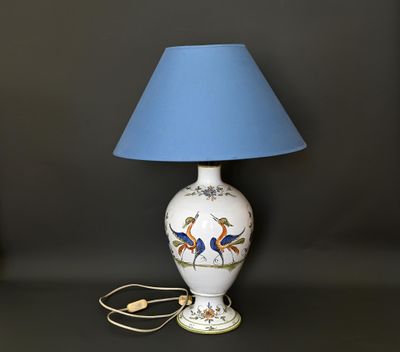 une lampe blanche avec un abat-jour bleu
