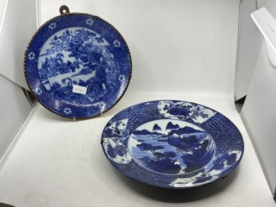deux assiettes bleues et blanches rangées dans une boîte