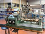 une machine placée au milieu d'une pièce