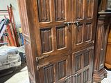 un grand meuble en bois surmonté d'une horloge