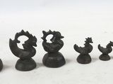 tout un tas de petites statuettes posées sur une table