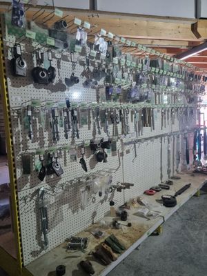 une photo d'une pièce où de nombreux outils sont accrochés au mur