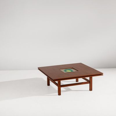 une petite table basse carrée avec un plateau carré en bois