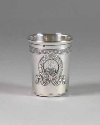 une coupe en argent ornée d'un crâne et d'os croisés