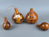 trois courges et trois courges sont posées sur une table